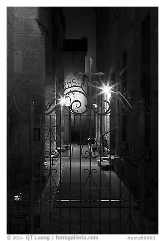 Alley next to church at night. San Antonio, Texas, USA (black and white)