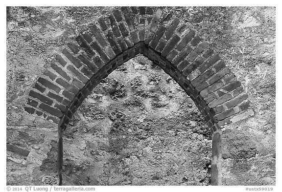 Portal, Convento, Mission San Jose. San Antonio, Texas, USA (black and white)