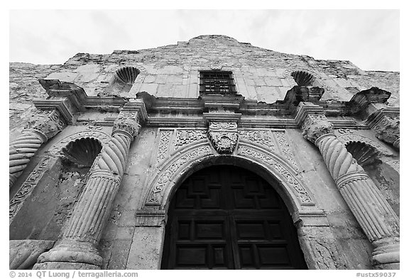 Looking up facade of the Alamo. San Antonio, Texas, USA (black and white)
