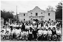 School group poses in front of the Alamo. San Antonio, Texas, USA ( black and white)