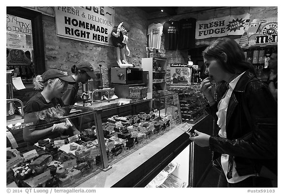 Fudge store. Fredericksburg, Texas, USA (black and white)