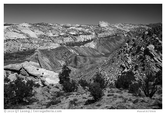 Cockscomb Fault along Cottonwood Canyon Road. Grand Staircase Escalante National Monument, Utah, USA (black and white)