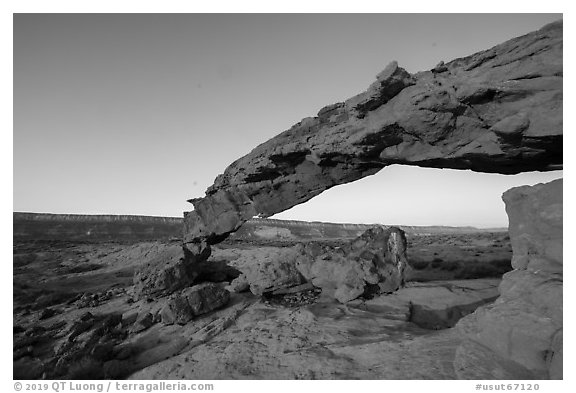 Entrada Sandstone Sunset Arch at sunrise. Grand Staircase Escalante National Monument, Utah, USA (black and white)