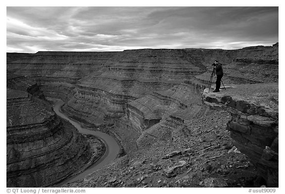 Photographer on overhang above the San Juan River, Goosenecks of the San Juan State Park. Bears Ears National Monument, Utah, USA (black and white)