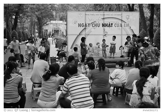 Children singing, Cong Vien Van Hoa Park. Ho Chi Minh City, Vietnam