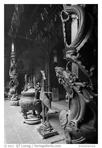 Pillars wrapped in dragons, Ha Chuong Hoi Quan Pagoda. Cholon, District 5, Ho Chi Minh City, Vietnam