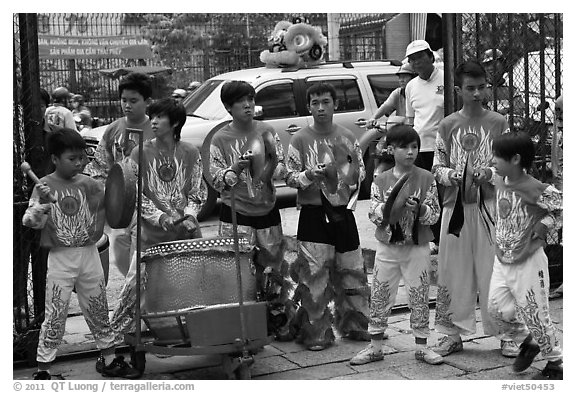Dragon dance drummers, Thien Hau Pagoda. Cholon, District 5, Ho Chi Minh City, Vietnam (black and white)