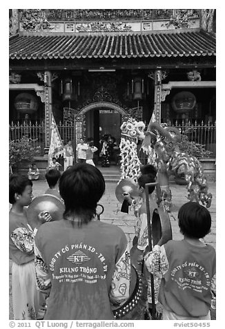 Drumners and dragon dancers in front of Thien Hau Pagoda, district 5. Cholon, District 5, Ho Chi Minh City, Vietnam (black and white)