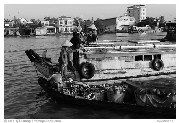 People buying fruit on boats, Cai Rang floating market. Can Tho, Vietnam (black and white)