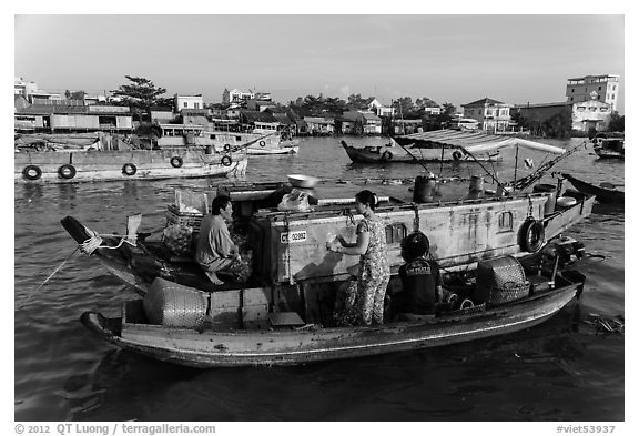 Seller and buyer talking across boats, Cai Rang floating market. Can Tho, Vietnam (black and white)