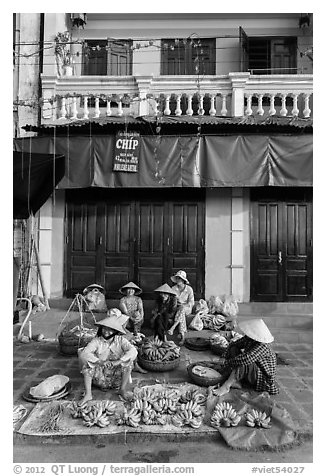 Banana vendors and historic house. Hoi An, Vietnam