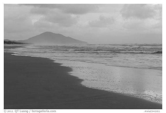 Beach in cloudy weather. Vietnam (black and white)