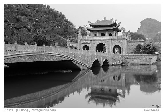 New gate, Hoa Luu. Ninh Binh,  Vietnam (black and white)