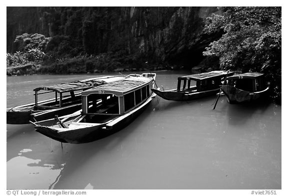 Tour boats near the entrance of Phong Nha Cave. Vietnam