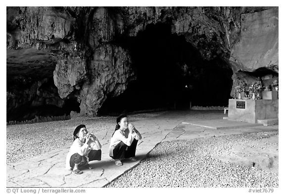 Elderly women praying in Nhi Thanh Cave. Lang Son, Northest Vietnam