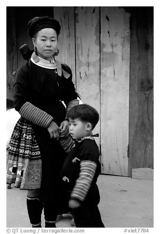 Woman and child of Hmong ethnicity, near Moc Chau. Northwest Vietnam (black and white)