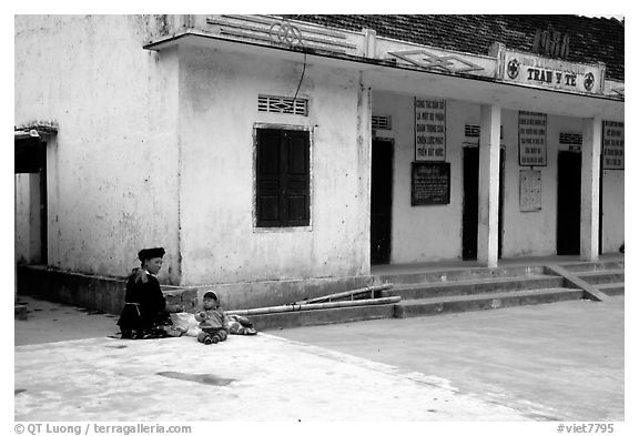 Hmong woman and child at a village hospital near Yen Chau. Northwest Vietnam (black and white)