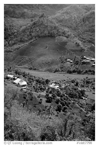 Village, between Yeu Chau and Son La. Northwest Vietnam (black and white)