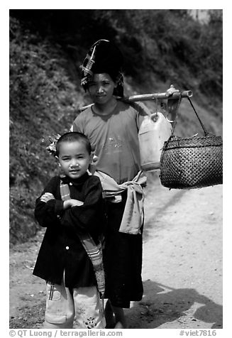Ethnic minority woman and child, between Son La and Tuan Chau. Northwest Vietnam (black and white)