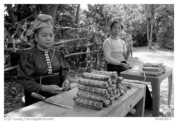 Roadside food vending, between Son La and Tuan Chau. Northwest Vietnam (black and white)