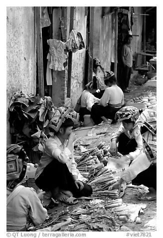 Thai women in the market, Tuan Chau. Northwest Vietnam (black and white)