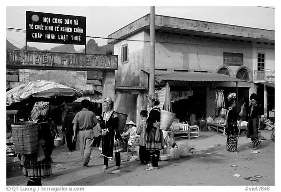 Hmong women near the entrance of the market, Tam Duong. Northwest Vietnam