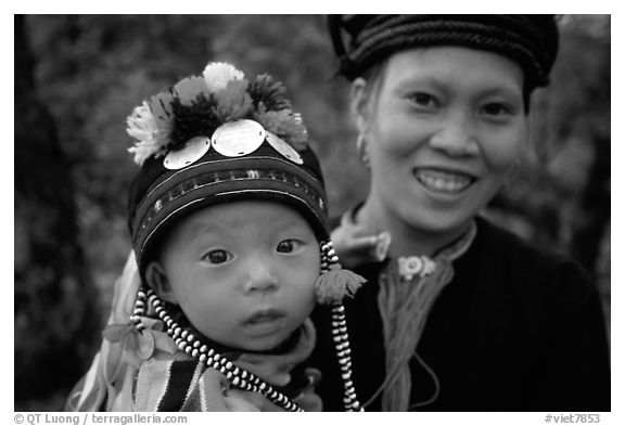 Child and woman of the Black Dzao minority, between Tam Duong and Sapa. Northwest Vietnam