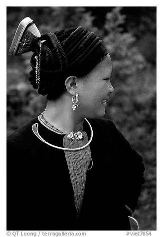 Woman of the Red Hmong ethnic group, with a helmet-like hairstyle, near Tam Duong. Northwest Vietnam (black and white)