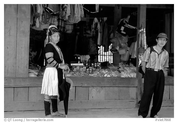 Man and montagnard woman in front of a store, near Lai Chau. Northwest Vietnam (black and white)