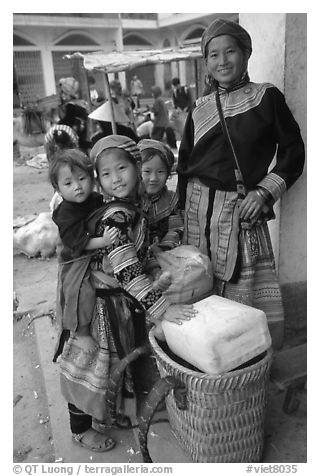 Flower Hmong mother with daughters. Bac Ha, Vietnam (black and white)