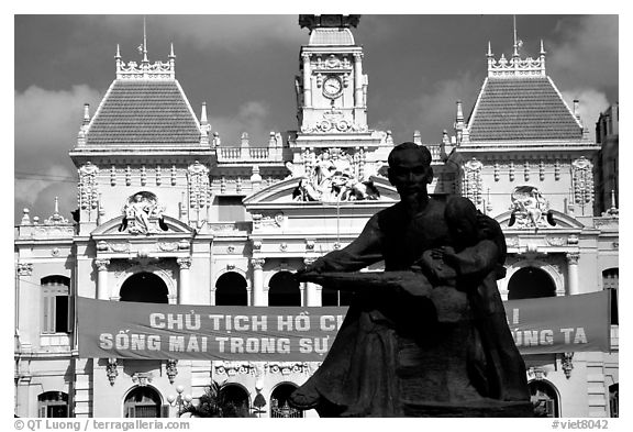 Bronze memorial to Ho Chi Minh by artist Diep Minh Chau and city hall. Ho Chi Minh City, Vietnam