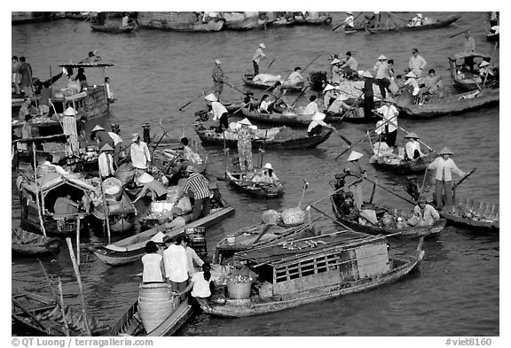 Floating market of Cai Ran. Can Tho, Vietnam (black and white)