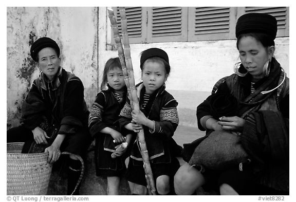 Hmong women kids with sugar cane. Sapa, Vietnam (black and white)
