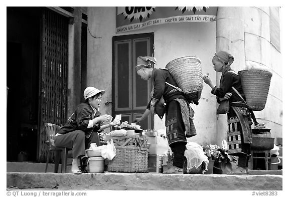 Dzao women shopping. Sapa, Vietnam (black and white)