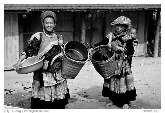 Flower Hmong women. The Hmong ethnie is divided into four subgroups, designated using the dress pattern they wear. Bac Ha, Vietnam (black and white)