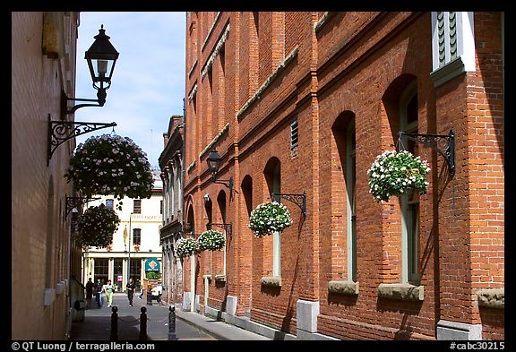 Narrow street. Victoria, British Columbia, Canada (color)