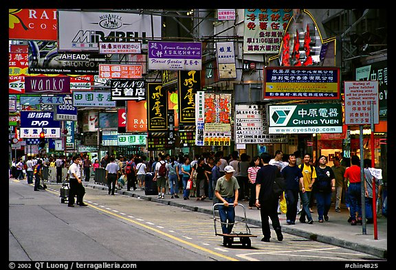 Busy sidewalk, Kowloon. Hong-Kong, China