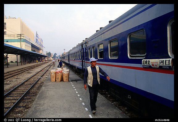 Heikou-Kunming train comming from the Vietnamese border.