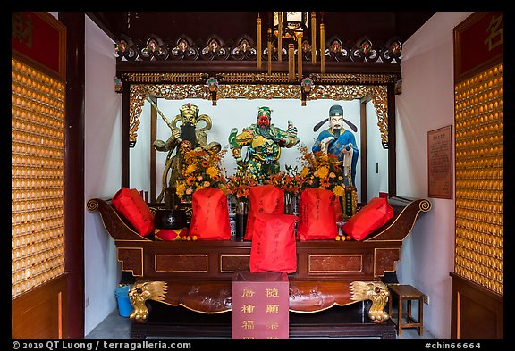 Altar, Dajing Taoist temple. Shanghai, China (color)