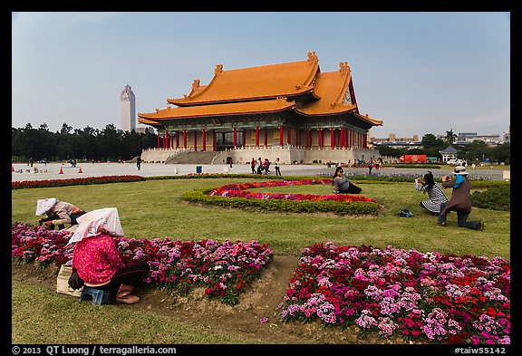 Grounds of Chiang Kai-shek memorial with workers and tourists. Taipei, Taiwan