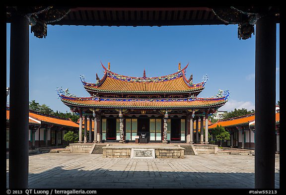 Dacheng Hall, Confuscius Temple. Taipei, Taiwan (color)