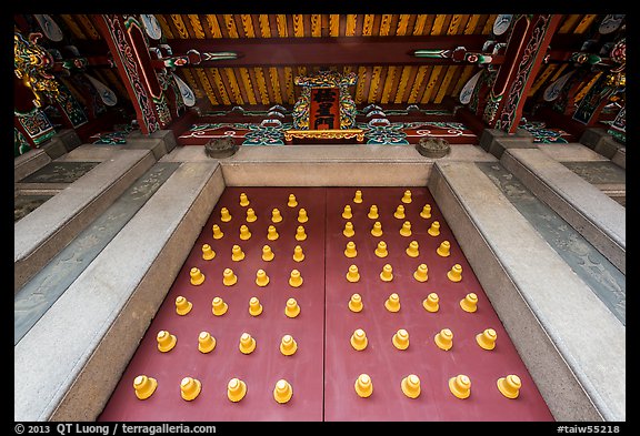 Looking up door of Yi Gate, Confuscius Temple. Taipei, Taiwan (color)