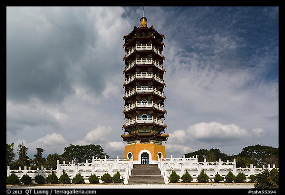 Tsen Pagoda. Sun Moon Lake, Taiwan (color)