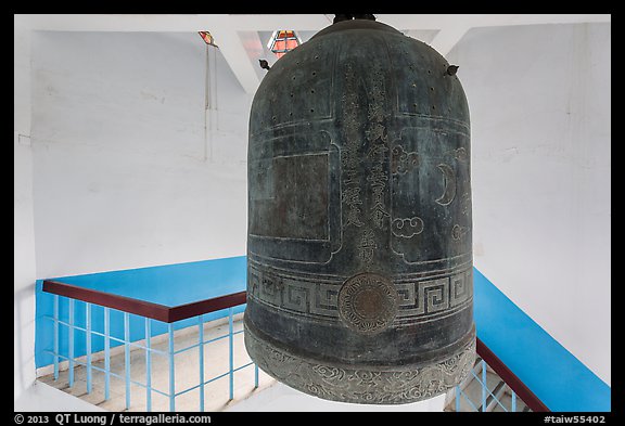 Bell, Tsen Pagoda. Sun Moon Lake, Taiwan (color)