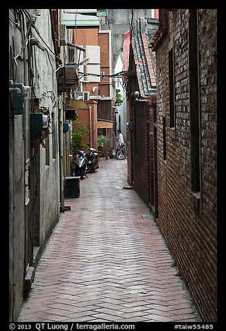 Narrow alley. Lukang, Taiwan (color)