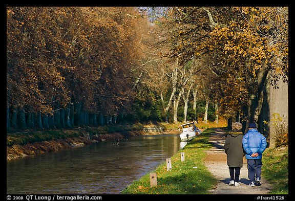 Couple walking along Canal du Midi. Carcassonne, France