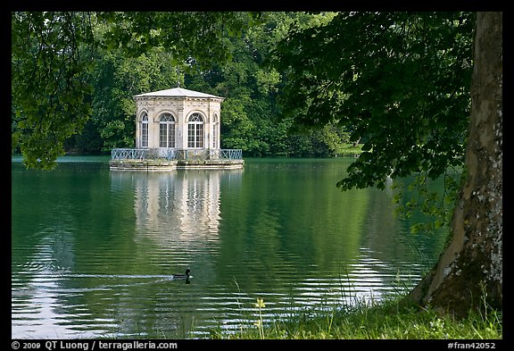 Pavillion and Etang des Carpes, Fontainebleau Palace. France