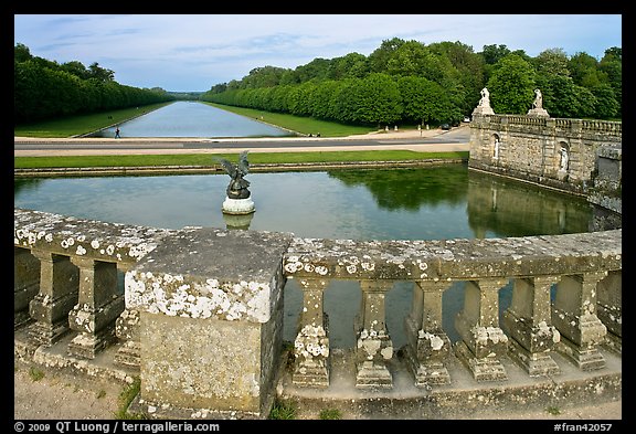 Basin and canal, Chateau de Fontainebleau park. France (color)