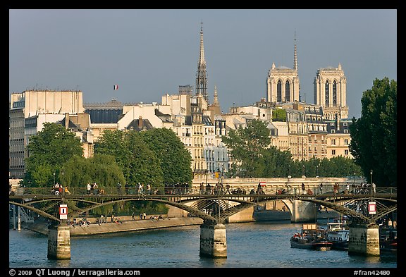 Passerelle des Arts and Ile de la Cite. Paris, France