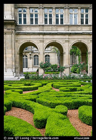 Garden of hotel particulier. Paris, France